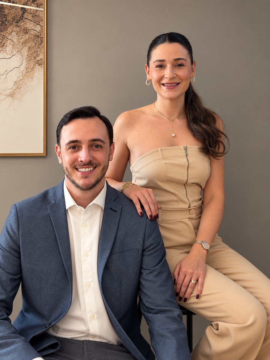 Dra. Camila Frizon Woll e Dr. Mathias Woll, dentistas em Sananduva/RS, no consultório